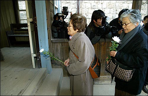 법원에 의해 인혁당 사건에 대한 재심이 받아들여진 27일 오후 서대문형무소 사형장앞에서 국화송이를 든 유가족들이 눈물을 흘리고 있다. 